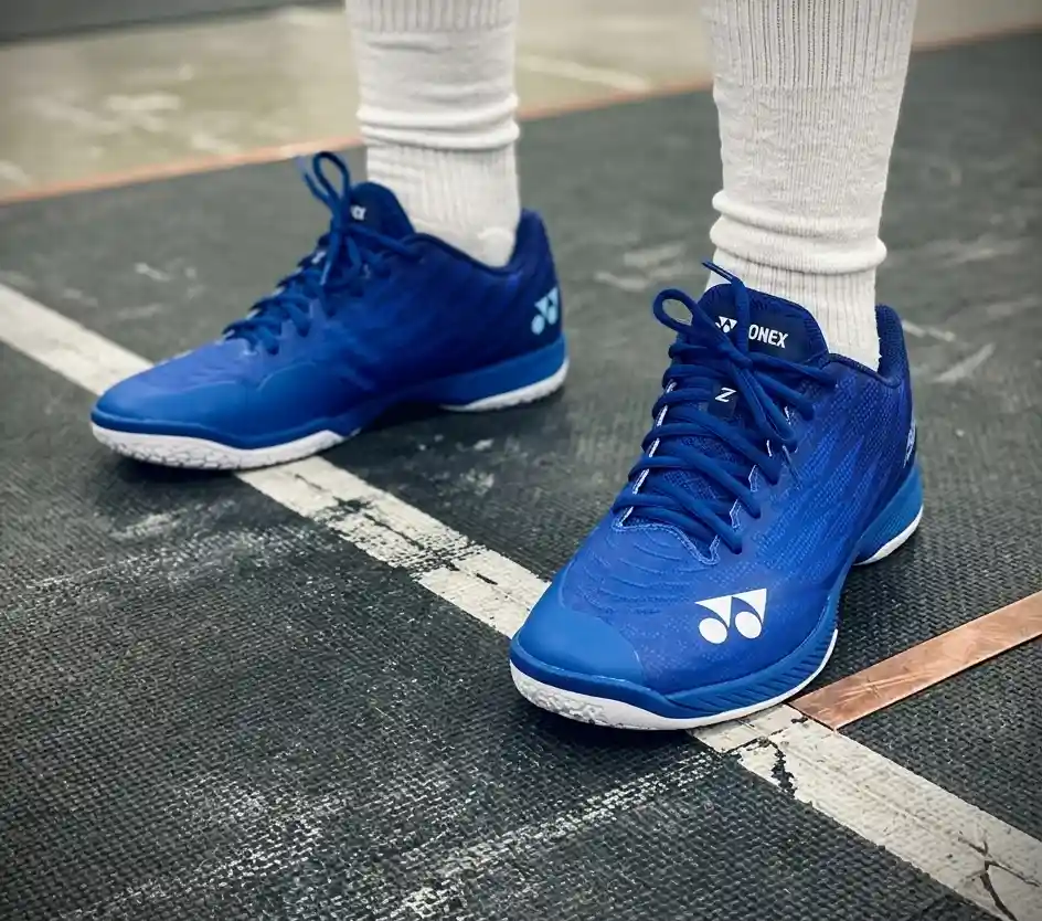 YONEX Aerus Z2 shoes on fencing strip testing