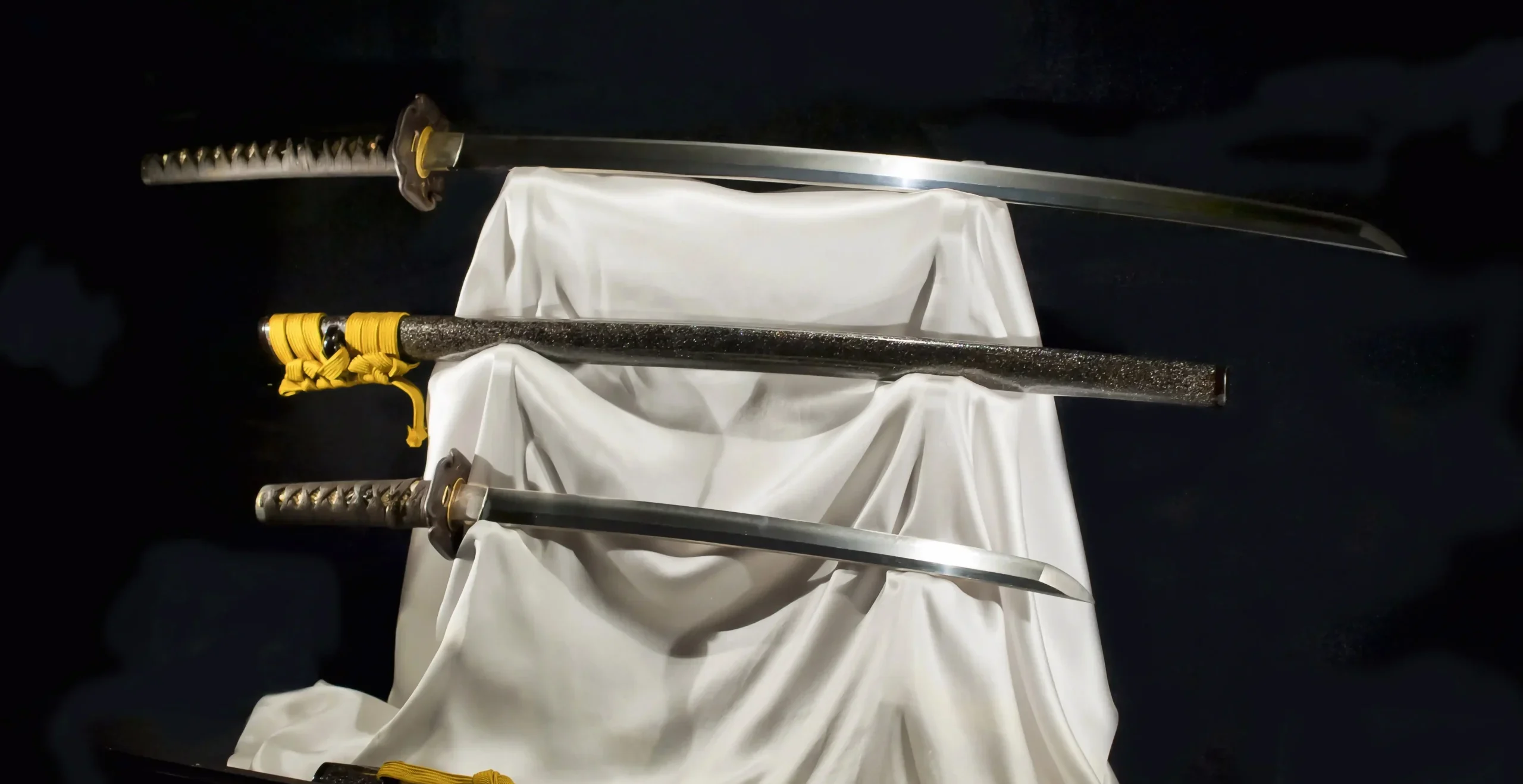 How to display a katana in a traditional way, with the blade upwards and handle on the left. Daisho set.