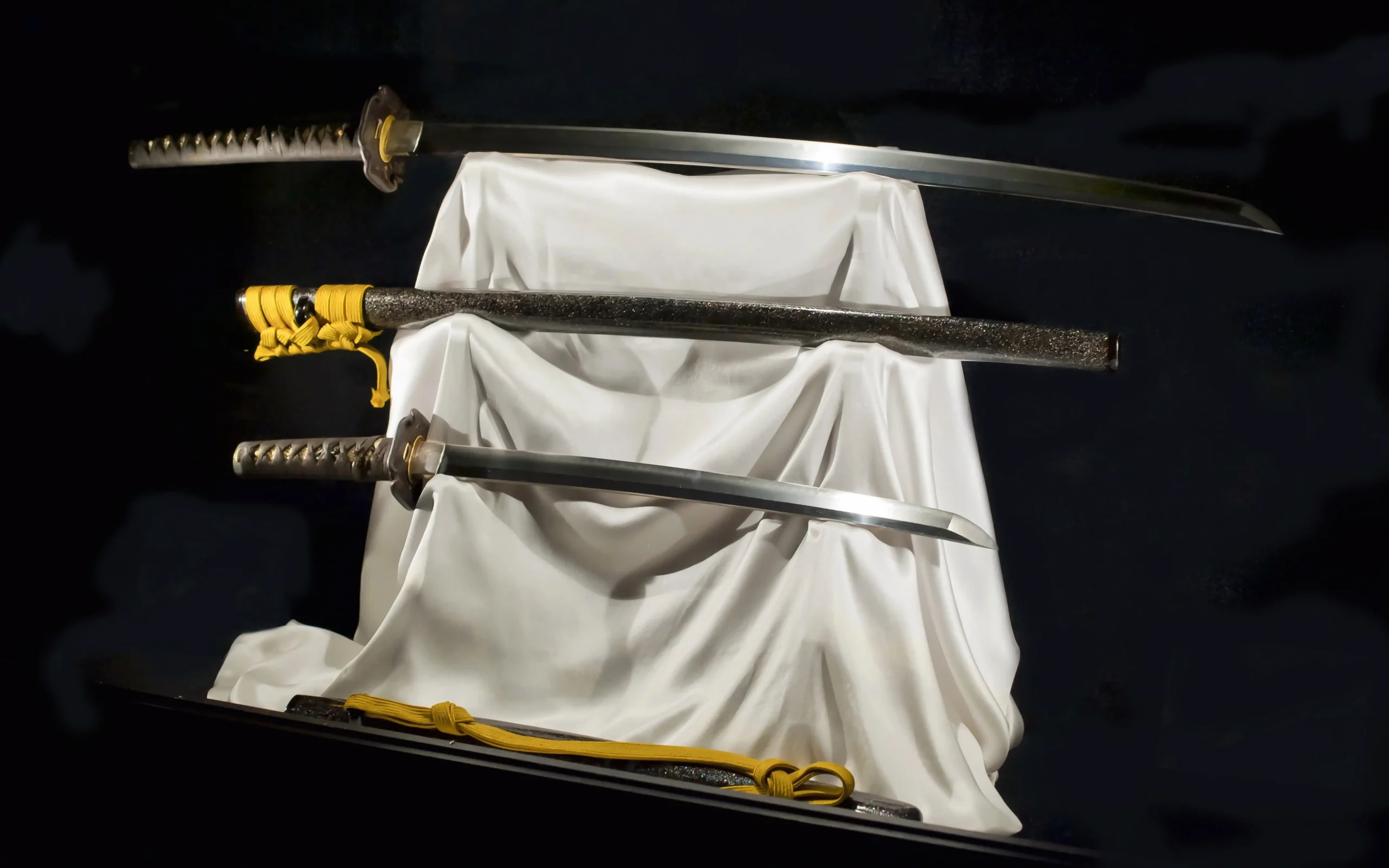 How to display a katana in a traditional way, with the blade upwards and handle on the left. Daisho set.